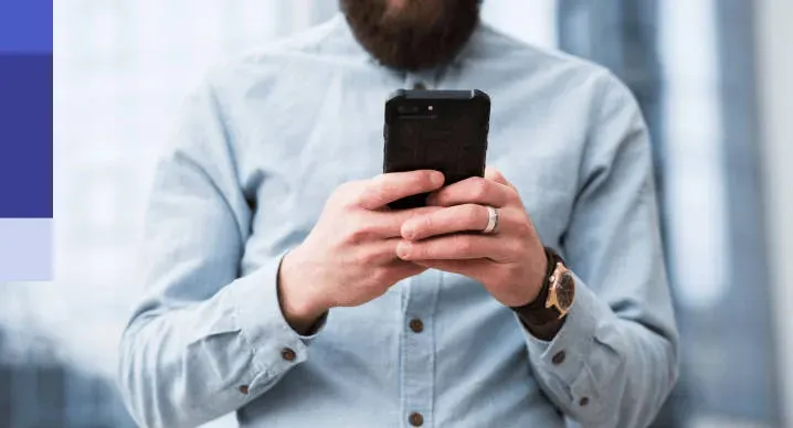 Praca nad aplikacją webową i mobilną – laptop i telefon z interfejsem